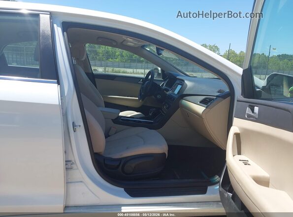 5NPE24AF6HH557519 2017 HYUNDAI SONATA Белый Вид салона спереди