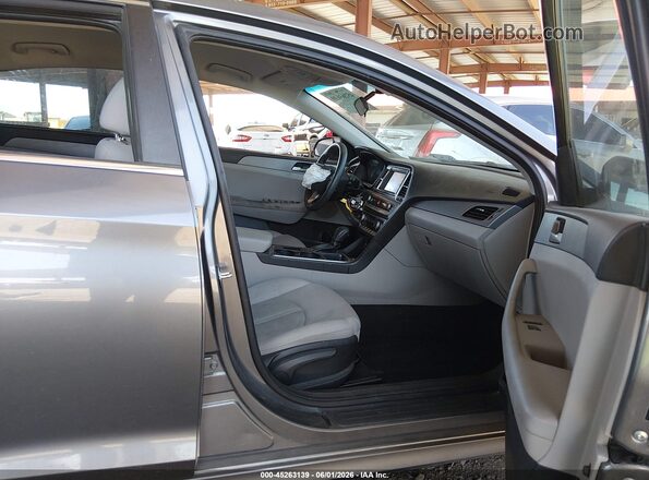5NPE24AF6KH796124 2019 HYUNDAI SONATA Gray Вид салону спереду