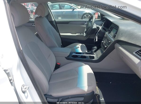 5NPE24AF7HH454156 2017 HYUNDAI SONATA White Widok wnętrza z przodu