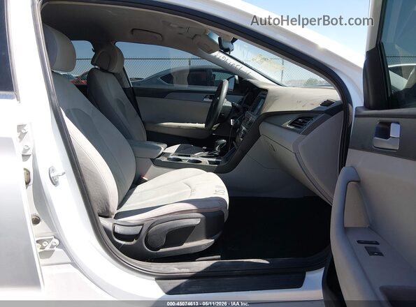 5NPE24AF8GH267264 2016 HYUNDAI SONATA Белый Вид салона спереди