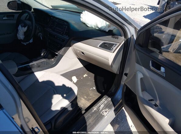 5NPE24AF8HH526062 2017 HYUNDAI SONATA Silver Vista interior delantera