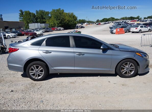 5NPE24AF8HH526062 2017 HYUNDAI SONATA Silver Vista interior trasera