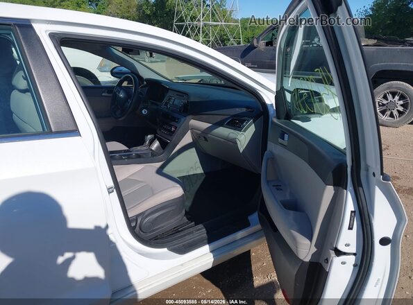 5NPE24AF8HH561104 2017 HYUNDAI SONATA White Vista interior delantera