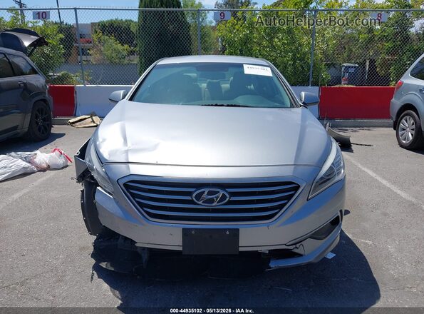 5NPE24AF9HH579031 2017 HYUNDAI SONATA Silver Սալոնի հետևի տեսք