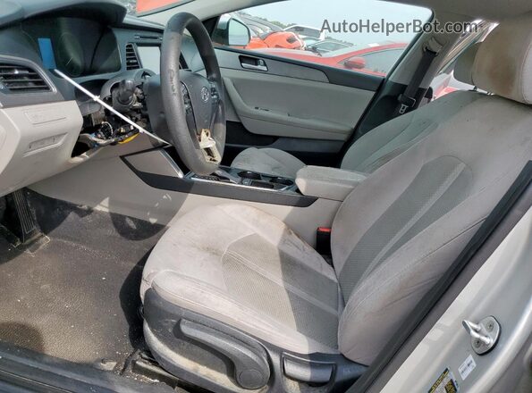 5NPE24AFXGH268352 2016 HYUNDAI SONATA Серебряный Вид салона спереди