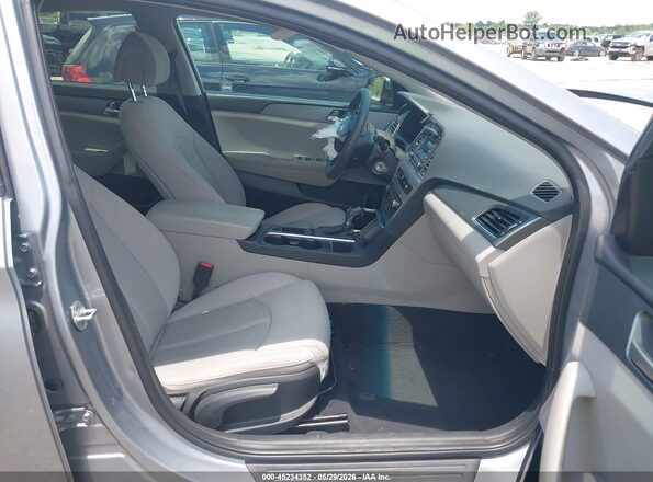 5NPE24AFXHH533188 2017 HYUNDAI SONATA Серебряный Вид салона спереди