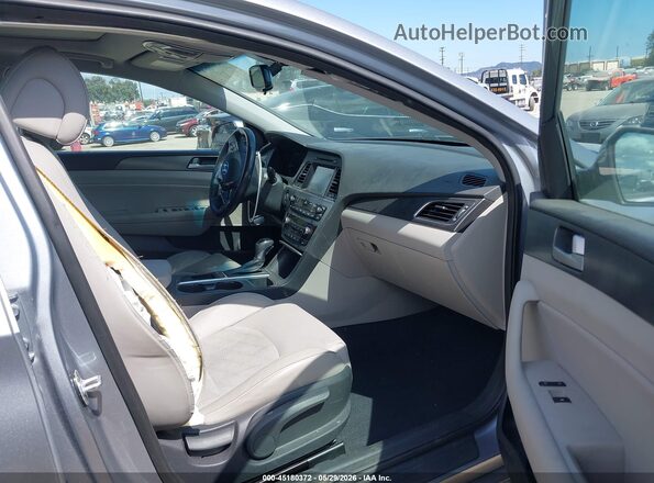 5NPE34AF0HH444467 2017 HYUNDAI SONATA Серебряный Вид салона спереди