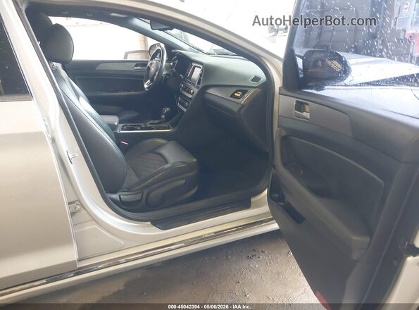 5NPE34AF0JH606491 2018 HYUNDAI SONATA Серебряный Вид салона спереди