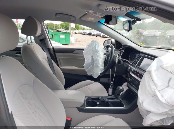 5NPE34AF2JH727863 2018 HYUNDAI SONATA Серебряный Вид салона спереди