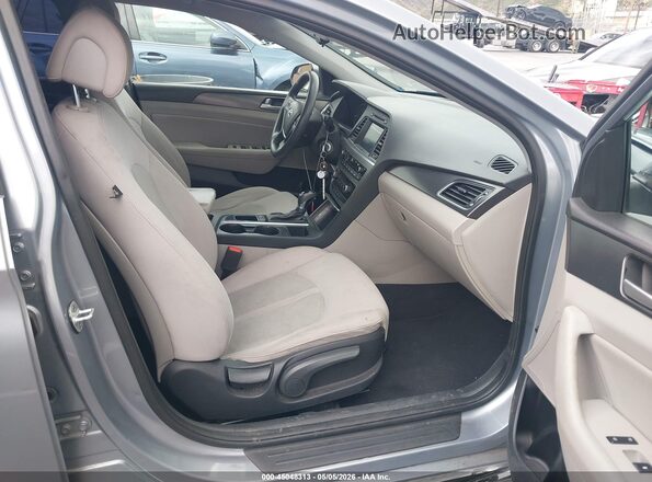 5NPE34AFXHH481476 2017 HYUNDAI SONATA Серебряный Вид салона спереди