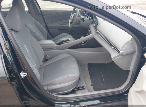 5NPLM4AG2MH002426 2021 HYUNDAI ELANTRA Черный Вид салона спереди