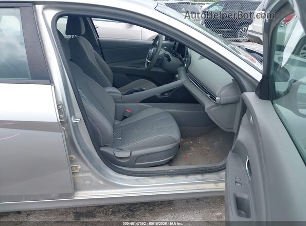 5NPLM4AG5MH029975 2021 HYUNDAI ELANTRA Silver Вид салону спереду