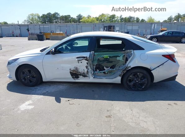 5NPLM4AG5NH072990 2022 HYUNDAI ELANTRA White Դիմացի տեսք