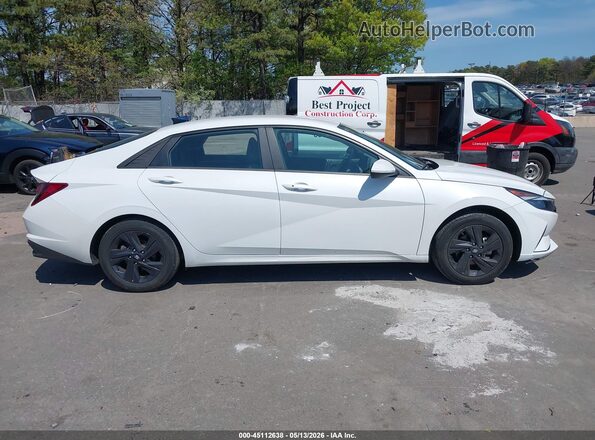 5NPLM4AG5NH072990 2022 HYUNDAI ELANTRA White Սալոնի հետևի տեսք