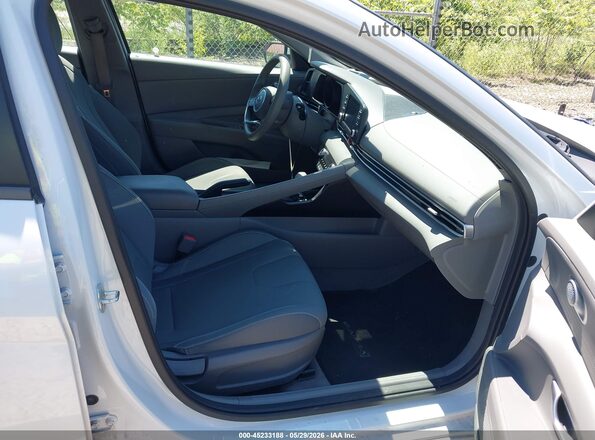 5NPLM4AG6NH074635 2022 HYUNDAI ELANTRA White Widok wnętrza z przodu