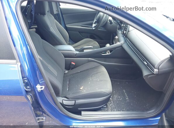 5NPLM4AG8NH064530 2022 HYUNDAI ELANTRA Синий Вид салона спереди