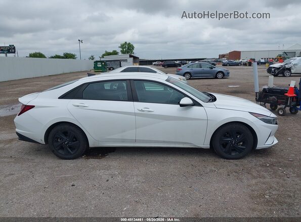5NPLM4AG8NH083143 2022 HYUNDAI ELANTRA Белый Вид задней части салона
