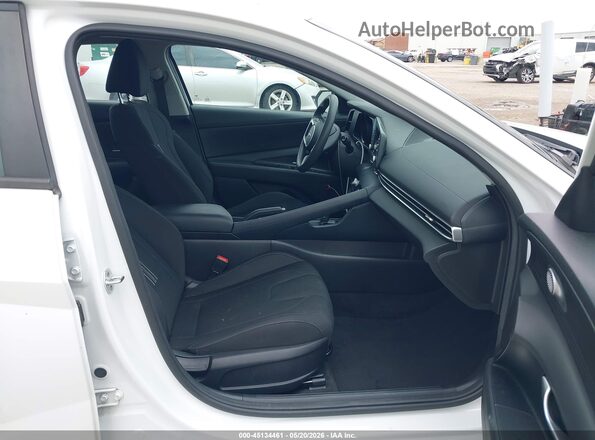 5NPLM4AG8NH083143 2022 HYUNDAI ELANTRA Белый Вид салона спереди