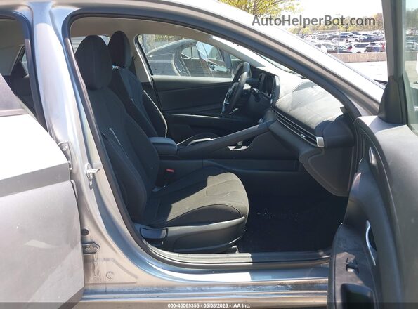 5NPLM4AG9PH098883 2023 HYUNDAI ELANTRA Серебряный Вид салона спереди