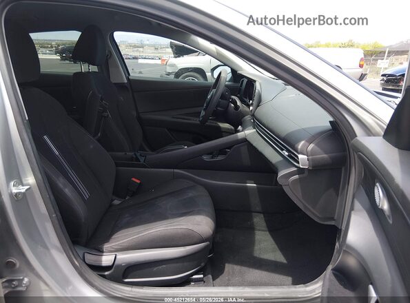 5NPLM4AGXPH089061 2023 HYUNDAI ELANTRA Серебряный Вид салона спереди