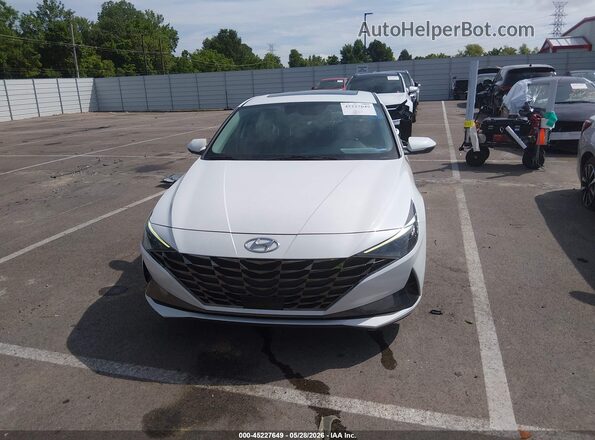 5NPLN4AG5NH066877 2022 HYUNDAI ELANTRA White Սալոնի հետևի տեսք