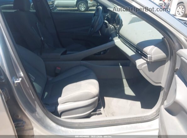 5NPLS4AG9PH112917 2023 HYUNDAI ELANTRA Серебряный Вид салона спереди