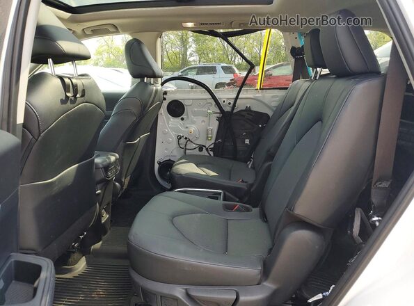 5TDAAAA52SS032840 2025 TOYOTA GRAND White Rear seats view