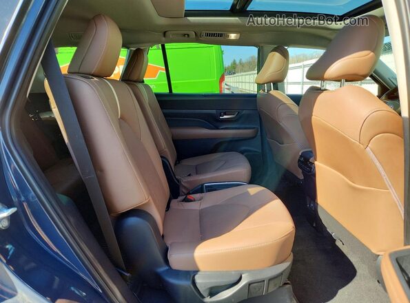 5TDAAAB55SS104239 2025 TOYOTA GRAND Gray Vista de los asientos traseros