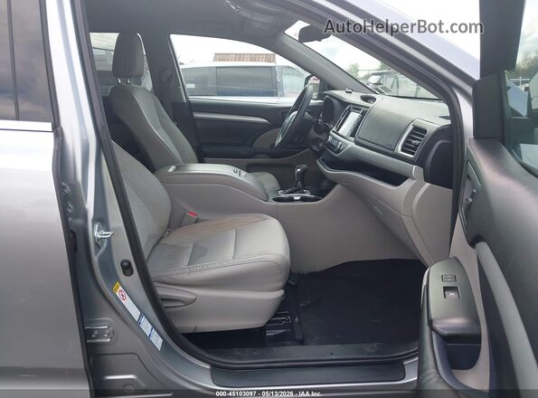 5TDBKRFH2GS274635 2016 TOYOTA LE Серебряный Вид салона спереди