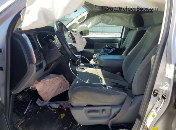 5TDBY5G19JS159451 2018 TOYOTA SEQUOIA Серебряный Вид салона спереди