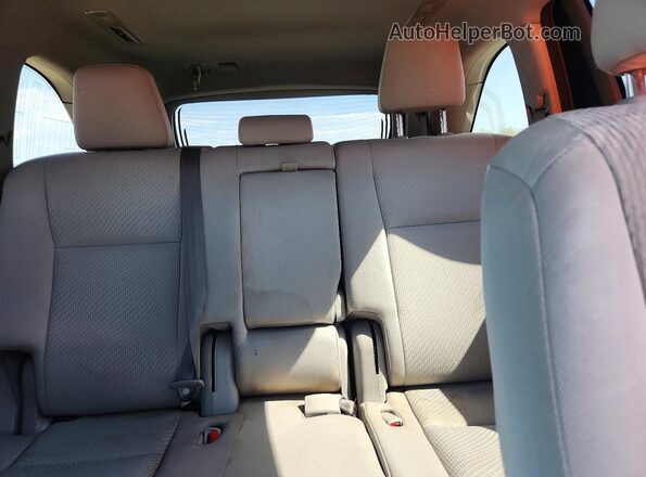 5TDBZRFH3HS406511 2017 TOYOTA HIGHLANDER Silver Հետևի նստատեղերի տեսք