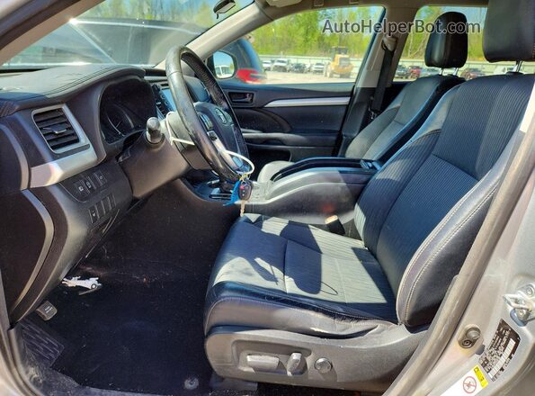 5TDBZRFH7HS381385 2017 TOYOTA HIGHLANDER Silver Вид салону спереду