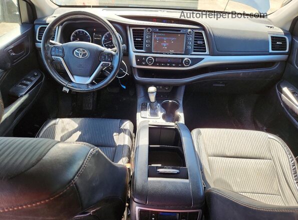 5TDBZRFH7HS381385 2017 TOYOTA HIGHLANDER Silver Вид панелі приладів