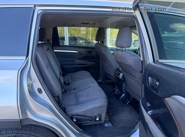 5TDBZRFH9JS843564 2018 TOYOTA HIGHLANDER Silver Widok z tyłu