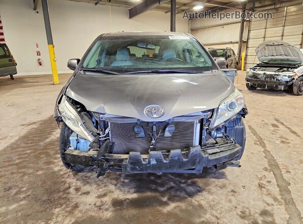 5TDDZ3DC9HS173571 2017 TOYOTA SIENNA Серебряный Вид спереди