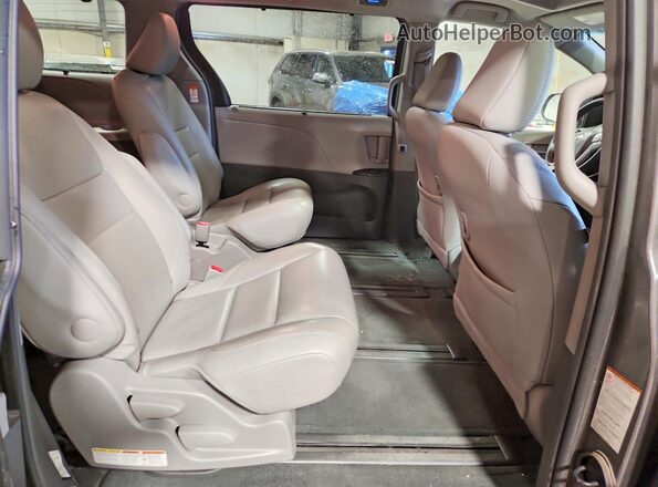 5TDDZ3DC9HS173571 2017 TOYOTA SIENNA Серебряный Вид задней части салона