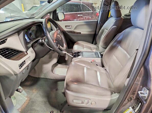 5TDDZ3DC9HS173571 2017 TOYOTA SIENNA Серебряный Вид салона спереди