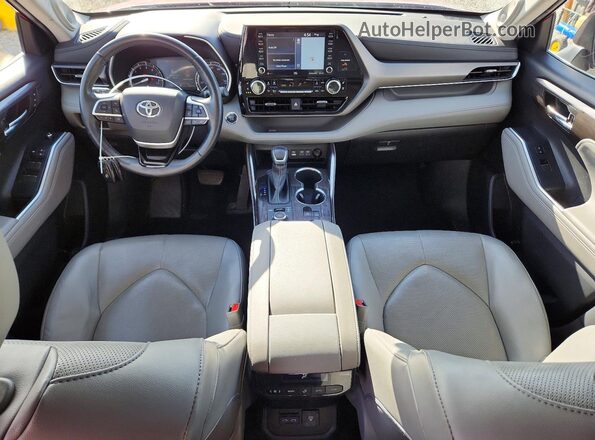 5TDDZRBH9NS577290 2022 TOYOTA HIGHLANDER Red Widok deski rozdzielczej