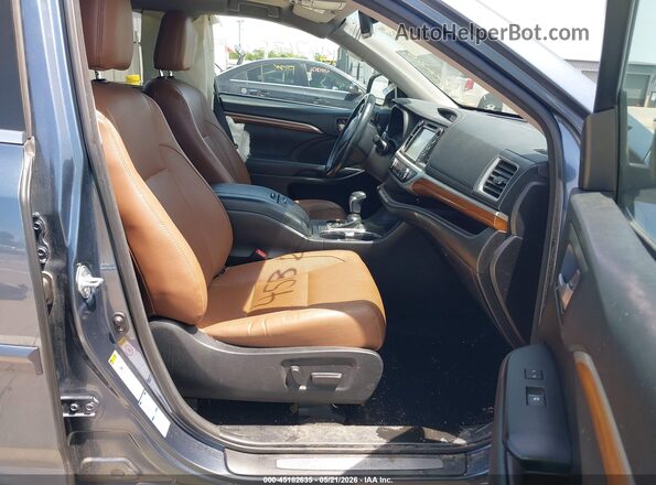 5TDDZRFH0HS418219 2017 TOYOTA HIGHLANDER Blue Front interior view