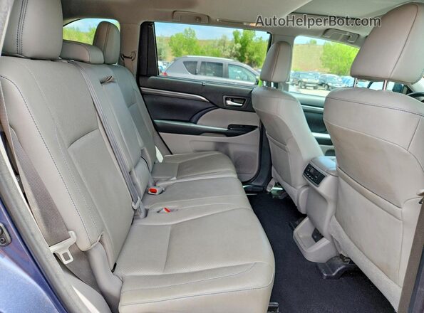 5TDDZRFH2JS870498 2018 TOYOTA HIGHLANDER Blue Widok wnętrza z tyłu