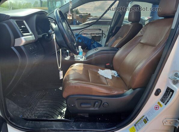 5TDDZRFH3HS373843 2017 TOYOTA HIGHLANDER Белый Вид салона спереди