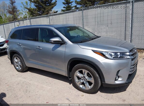 5TDDZRFH3JS835663 2018 TOYOTA LIMITED Silver Vista interior trasera