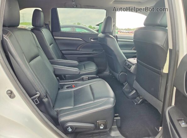 5TDDZRFH3JS873832 2018 TOYOTA HIGHLANDER White Вид задньої частини салону