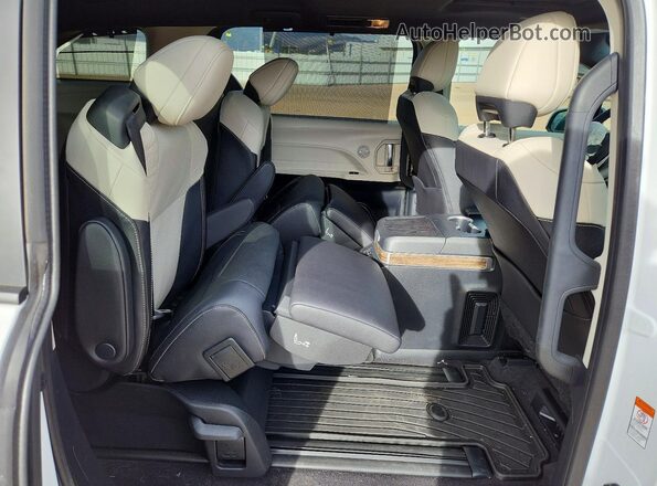 5TDESKFC6SS197379 2025 TOYOTA SIENNA White Вид задньої частини салону