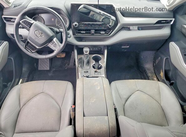 5TDFZRBH6NS233604 2022 TOYOTA HIGHLANDER Silver Widok deski rozdzielczej