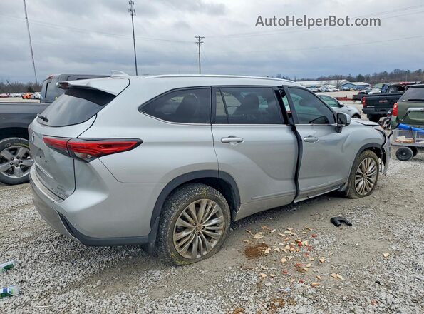 5TDFZRBH6NS233604 2022 TOYOTA HIGHLANDER Silver Tył prawy