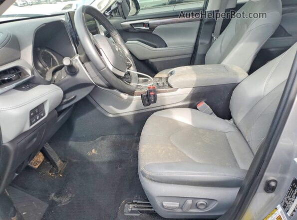 5TDFZRBH6NS233604 2022 TOYOTA HIGHLANDER Silver Widok wnętrza z przodu