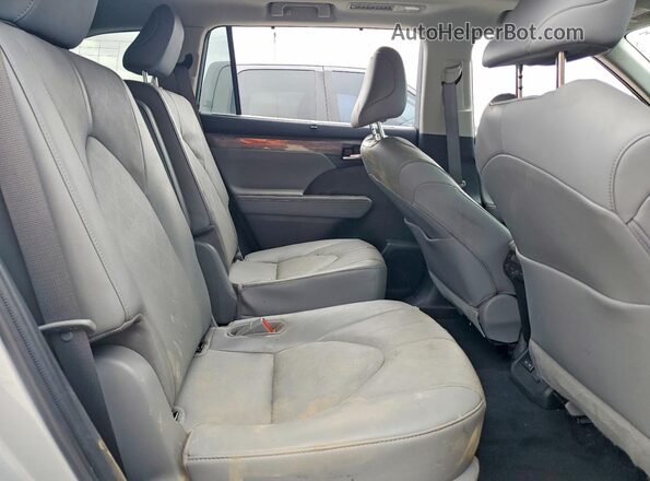 5TDFZRBH6NS233604 2022 TOYOTA HIGHLANDER Silver Widok wnętrza z tyłu
