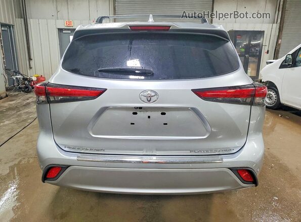 5TDFZRBH9LS043647 2020 TOYOTA HIGHLANDER Silver Rear view