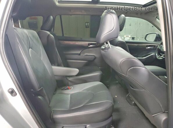 5TDFZRBH9LS043647 2020 TOYOTA HIGHLANDER Silver Rear seats view